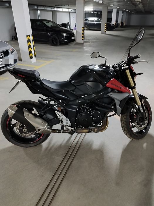 -Suzuki GSR 750-