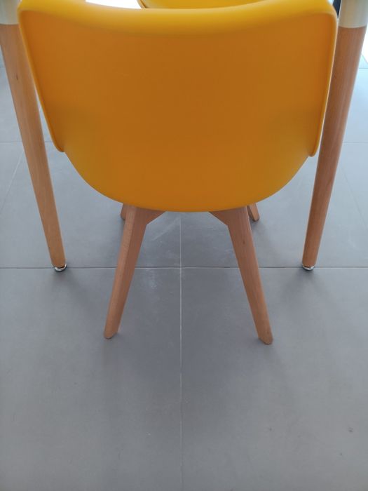 Mesa tampo lacado branco e pés em madeira faia