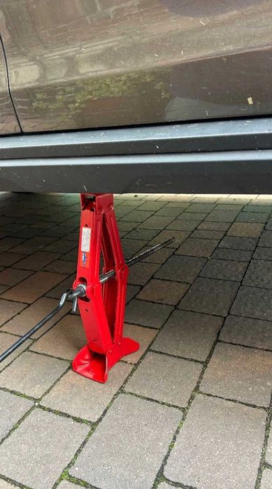 Mocny Podnośnik Lewarek Samochodowy Trapezowy 2T 2000 KG + GRATISY