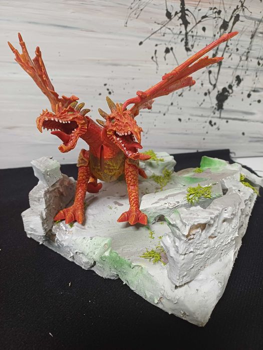 Dragão vermelho de duas cabeças com a base
