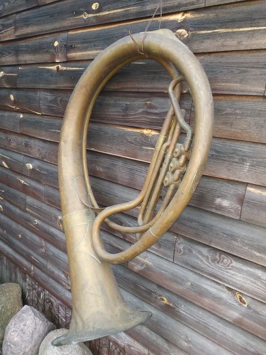 Duży retro mosiężny róg waltornia dekoracja rekwizyt do sesji zdjęciow