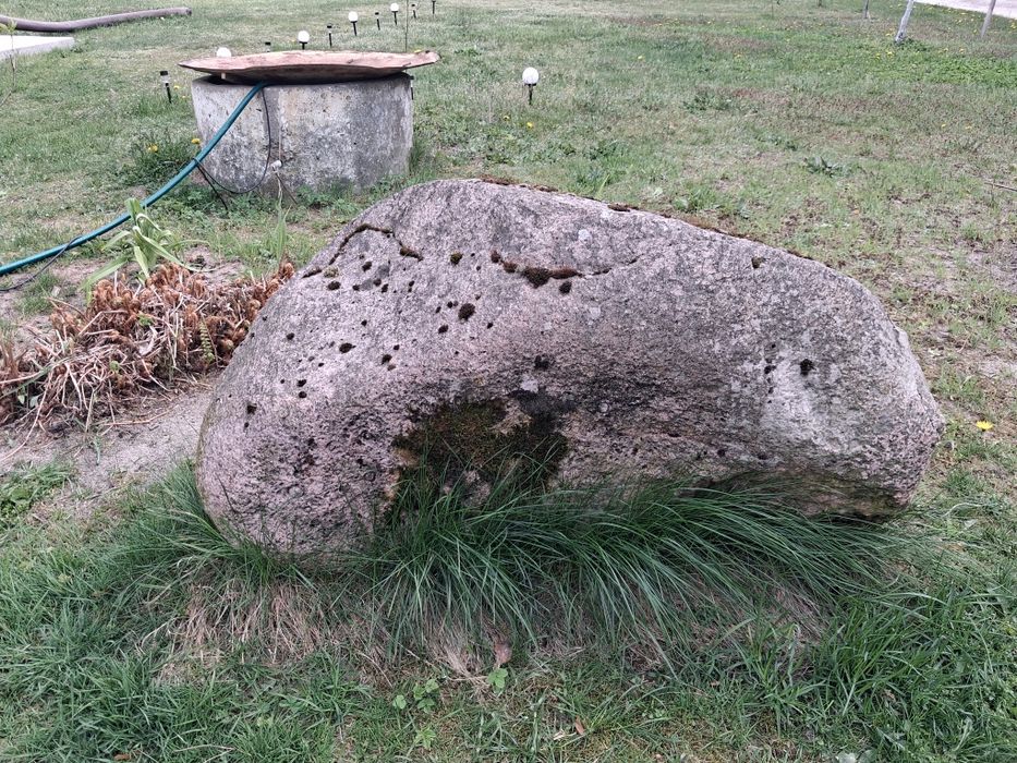 Stary kamień głaz do ogrodu