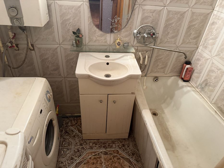 Продам 2 кімнатну сталінку в центрі . Сковороди 36