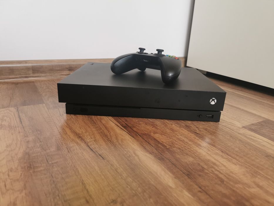 Xbox one x 1 TB +pad