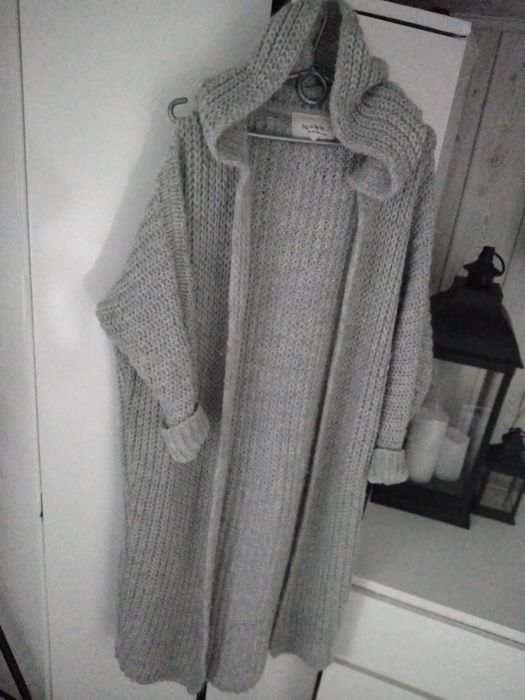 Długi szary sweter z kapturem by o la la
