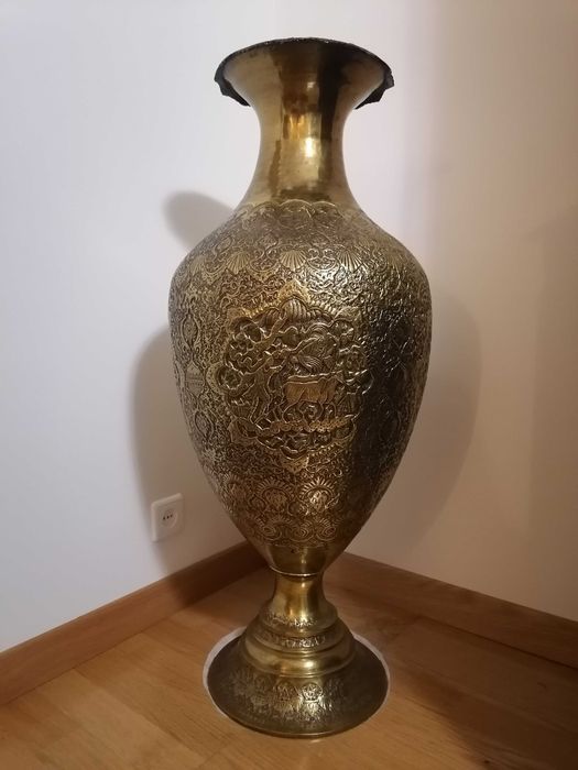 Jarrão de chão, em liga metálica com latão dourado, trabalhado, muito antigo - vintage clássico