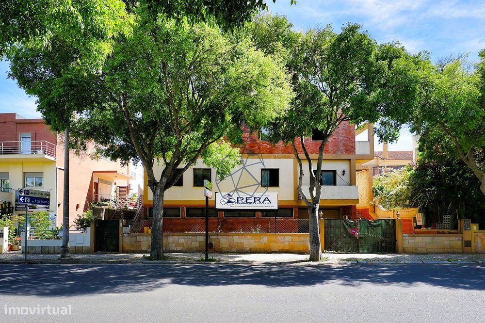 Moradia de 3 pisos com projeto de reabilitação aprovado em Portimão