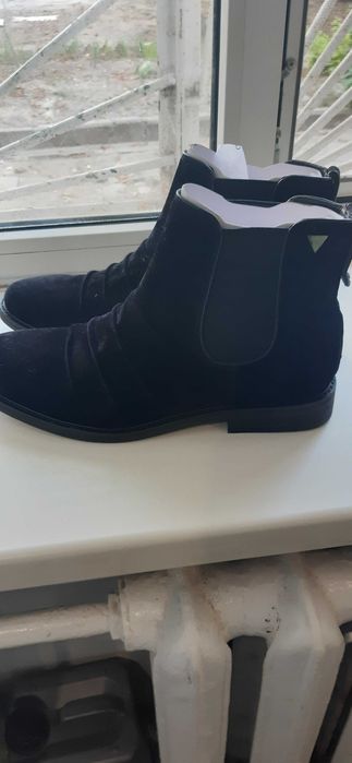 Новые замшевые ботинки