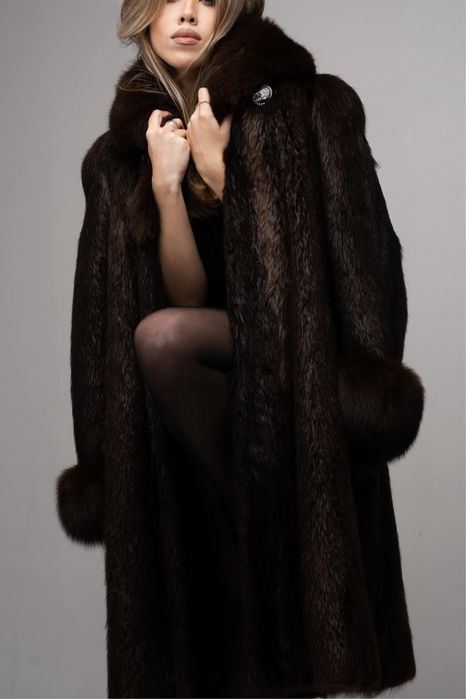 Шуба з натурального хутра нутрії та песця s-m