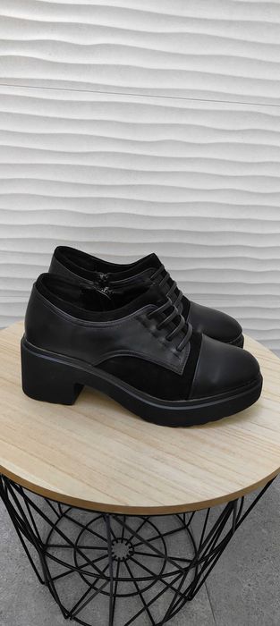 Sapato preto com sola alta