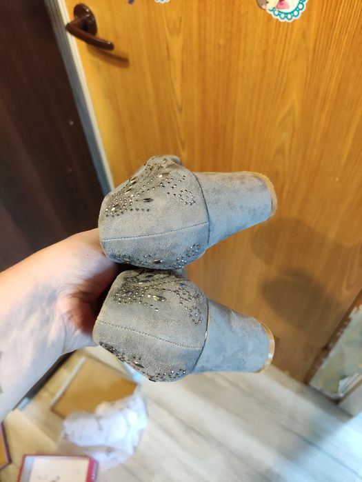 Buty na obcasie szare