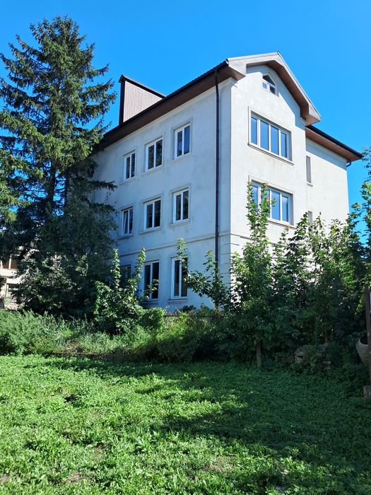 Продається трьохповерховий будинок в м.Монастириська