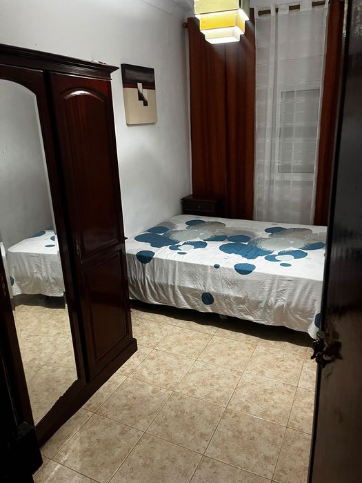 1 Quarto para casal & 1 quarto pra solteiro arrendar