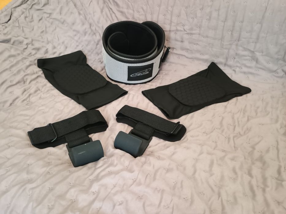 Super zestaw na siłownię: pas treningowy, 2 pary ochraniaczy.