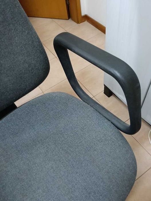 Cadeira de escritório ou quarto de cor cinza