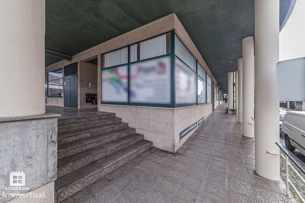 Loja em Esquina com Montra Dupla em Esmoriz, Ovar