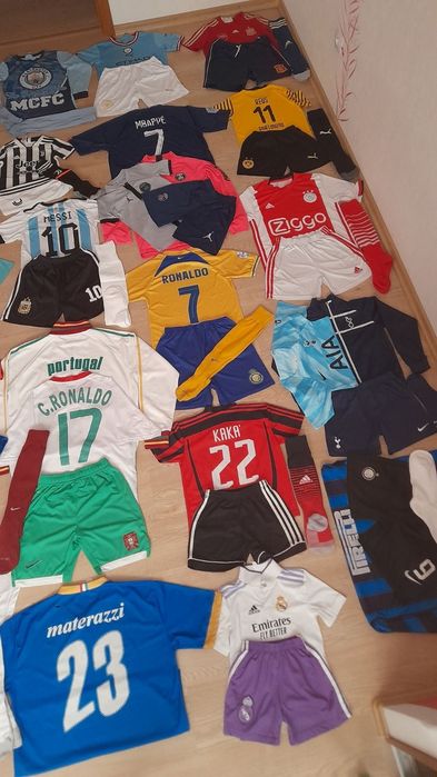 Футбольна форма і гетри