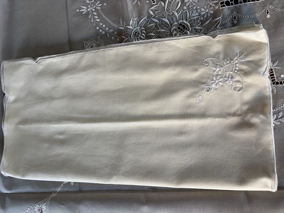 Toalha de mesa em organza com bordado, mede 270x180