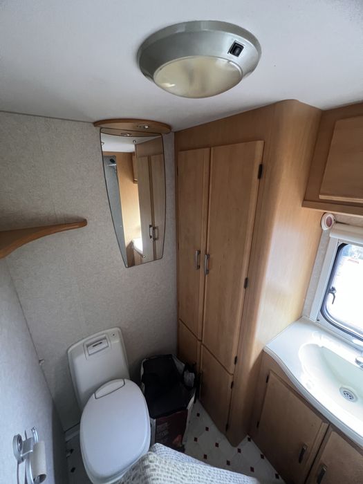 Caravana com grande casa de banho