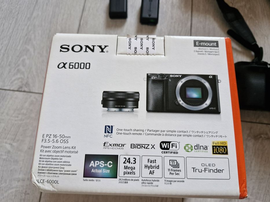 Aparat Sony Alpha 6000 z wymienną optyką + akcesoria