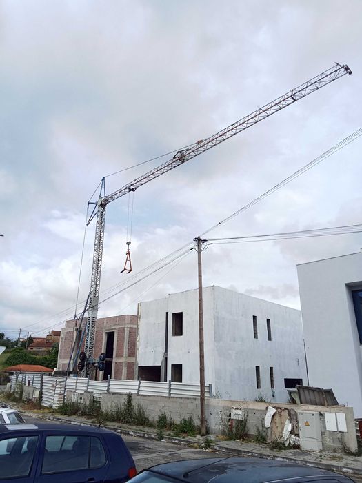 Grua auto-montante