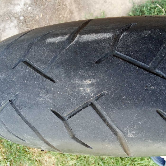Oddam opony motocyklowe PIRELLI I MICHELIN