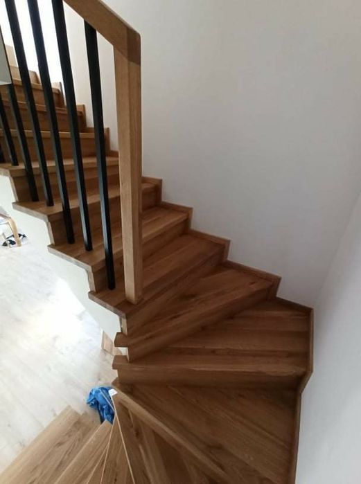 Schody drewniane stopnie półkowe barierki parapety