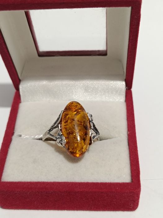 Srebrny pierścionek z herbacianym bursztynem roz.21 srebro próby 925