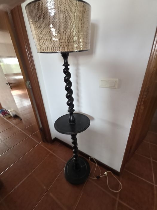 Candeeiro de madeira e abajour novo