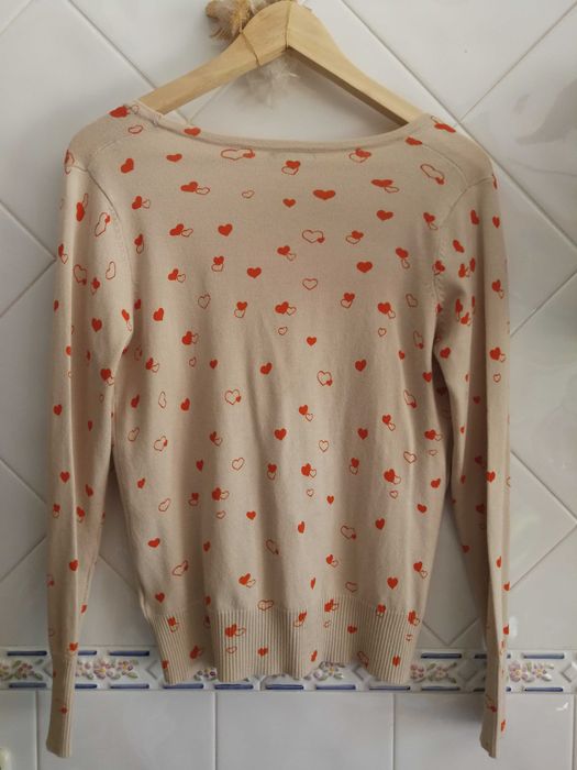 Casaco beje de malha com corações