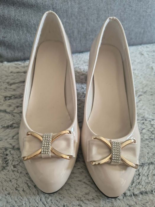 Buty eleganckie  beżowe 38
