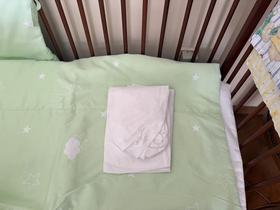 Cama de grades com colchão e lençois