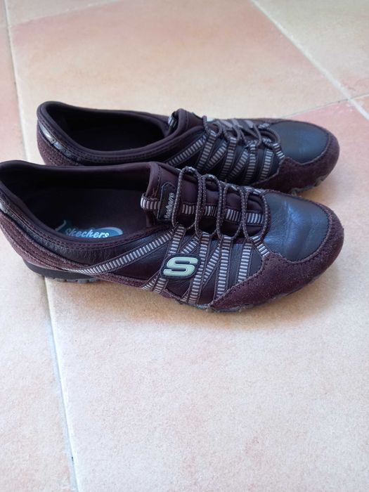 Ténis Skechers castanhos