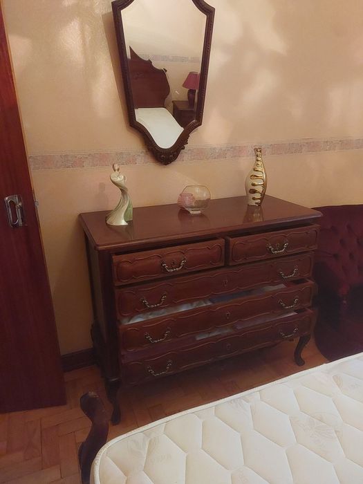 Cama com 2 camiseiros e cómoda.