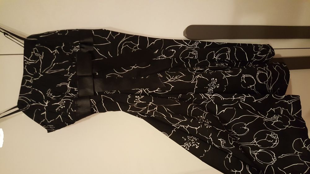 Czarna sukienka na cienkich ramiączkach