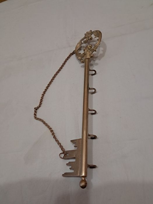 Бронзовый ключ-ключница.