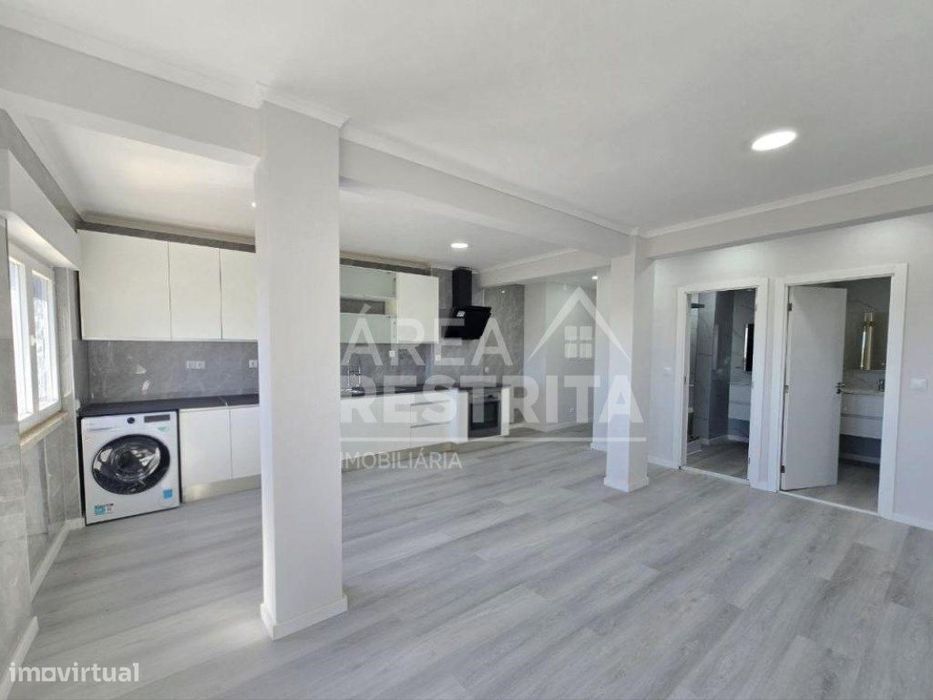 Apartamento T2, totalmente remodelado em Setúbal
