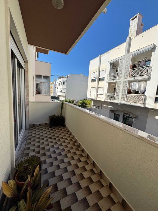 Apartamento T2 espaçoso com varanda em Santo António, Costa da Caparica