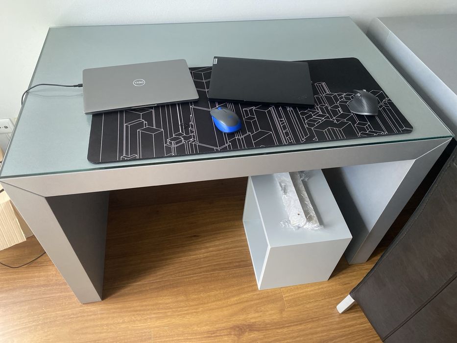 Secretária madeira maciça para venda.