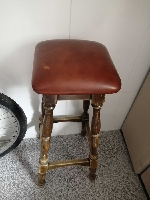 Banco alto vintage e Móvel de canto mesinha