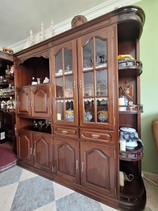 Móvel de Bar de Luxo Clássico em Madeira Maciça com Balcão e Bancos