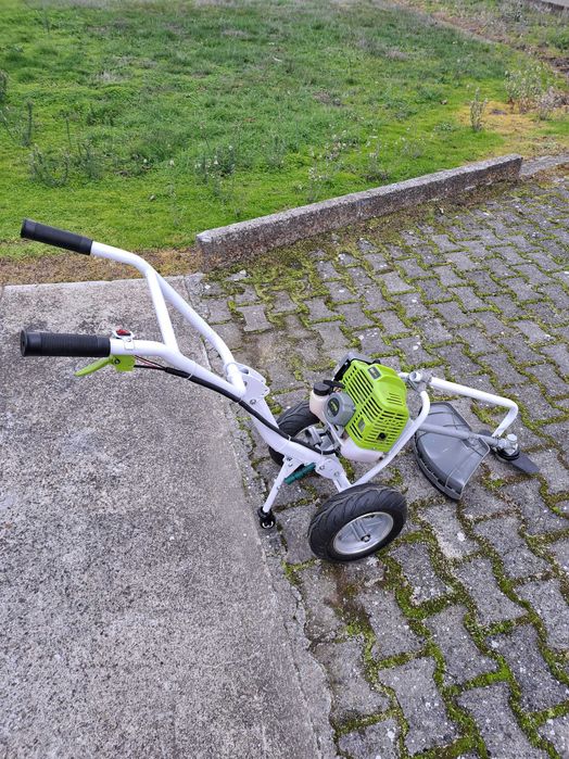 Moto roçadora com rodas, marca Vito, em estado de novo.