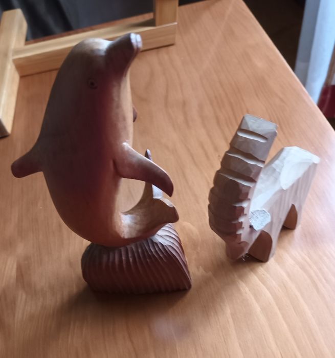 Dois animais de madeira