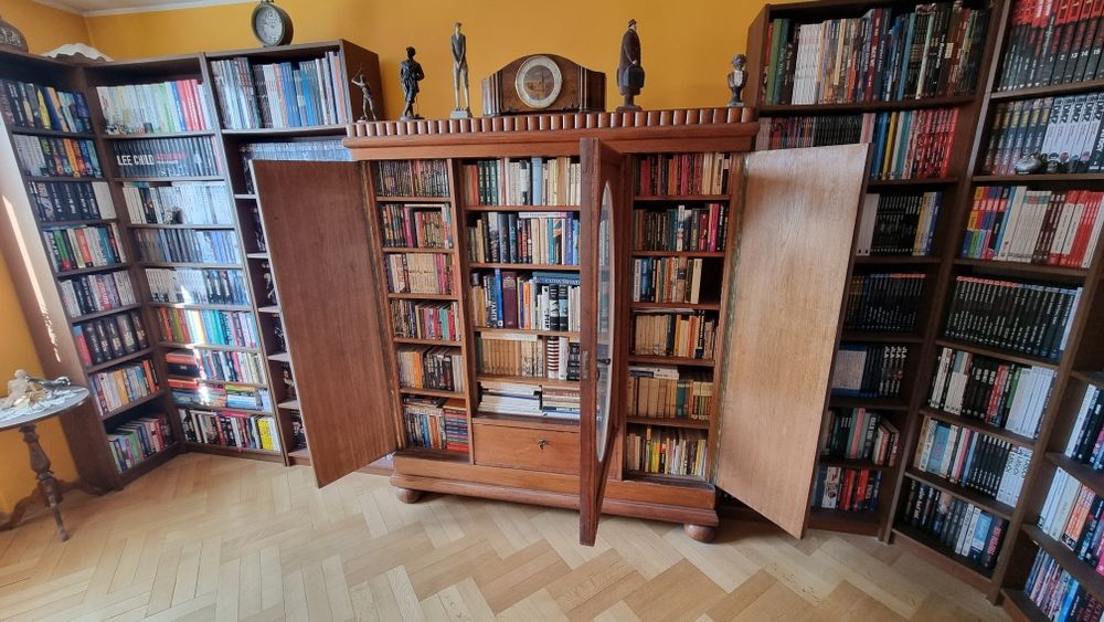 Biblioteka drewniana.