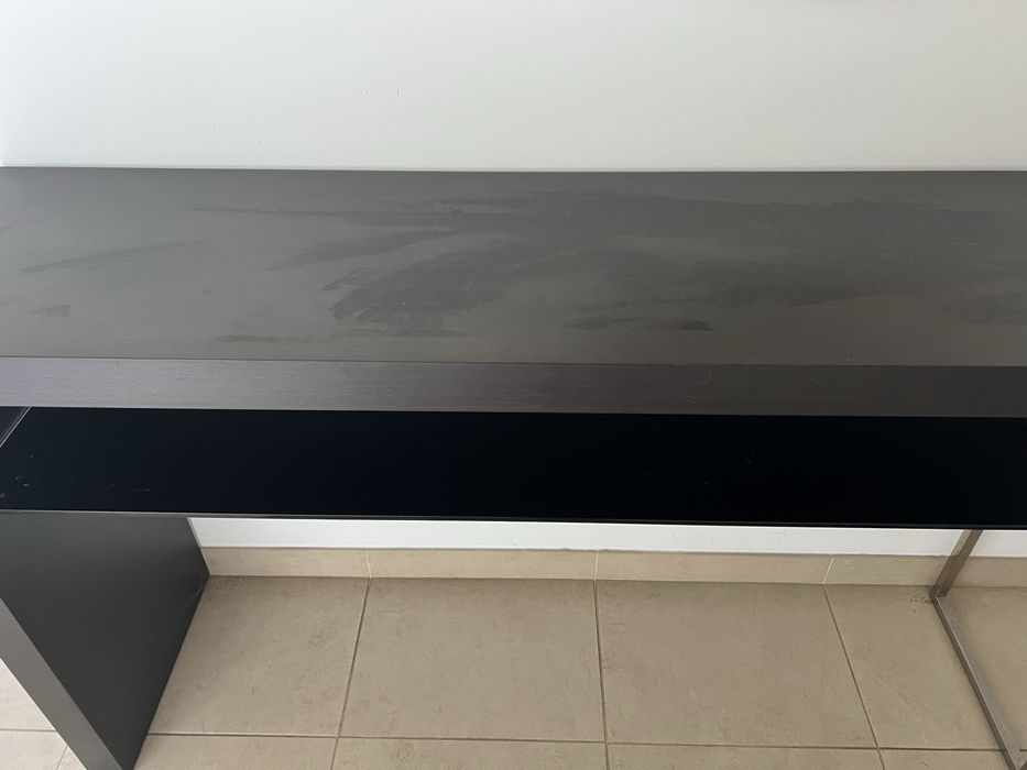 Consola preta com uma perna cromado