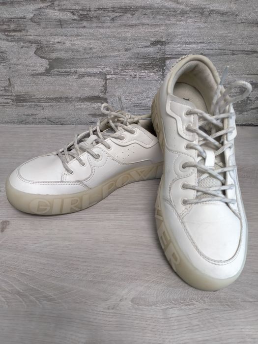 Продам женские кроссовки