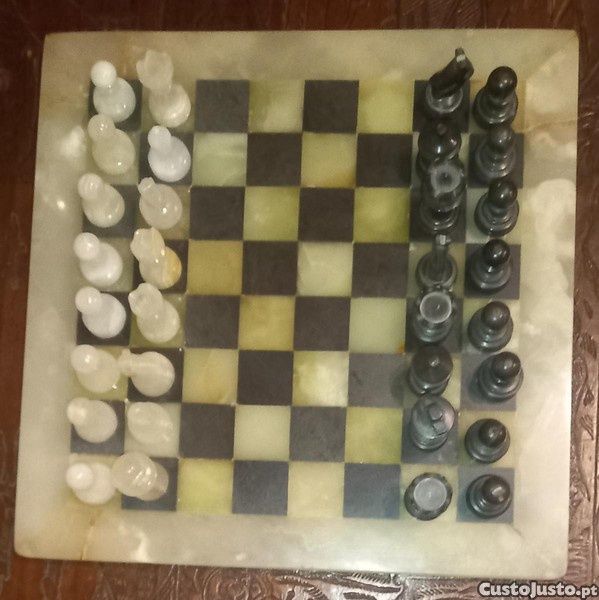 Xadrez em ônix e mármore, a caixa é em madeira, com veludo e cetim