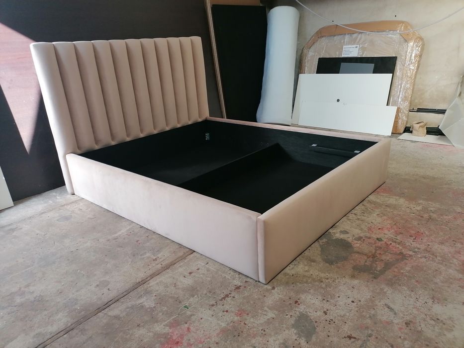 Łóżko tapicerowane półwałki sypialnia panele welur stelaż