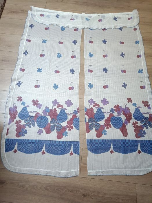 Нові штори на вікно кухні.