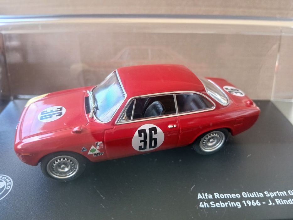Miniaturas 1/43 Alfa Romeu Giulia e 33Tt em estado novo